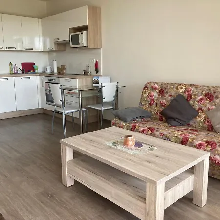 아파트 Apartman Edita - Byt S Terasou A Parkovacim Stanim, Topolova, *